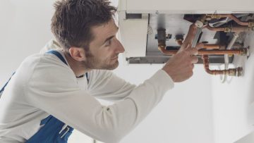 Caldaia perde acqua? Scopri subito cosa fare (cause + tecnico a Roma)