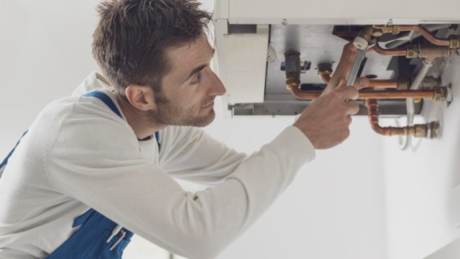 Caldaia perde acqua? Scopri subito cosa fare (cause + tecnico a Roma)